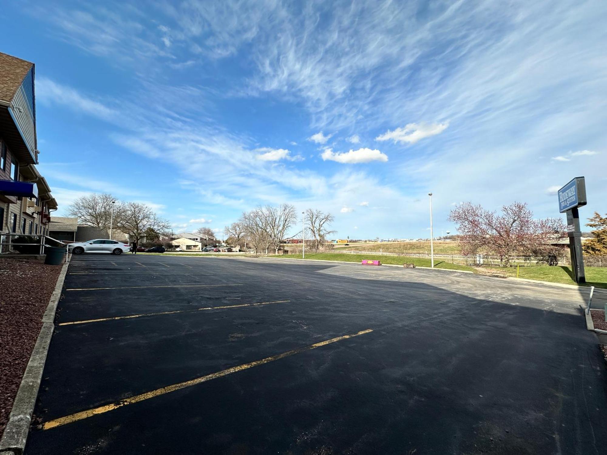 Rodeway Inn & Suites Madison East Exterior foto